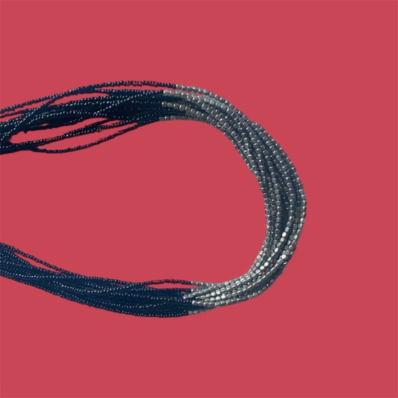 Black and silver beaded necklace - 16" - Picture 2 of 3